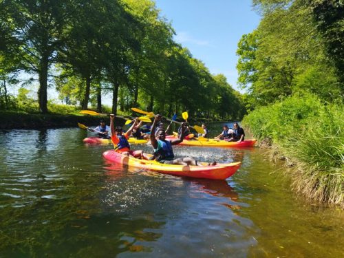 Les résidents de l’HUDA 35 ont passé une journée dans un club de kayak, en partenariat avec BIS. Ils ont participé à un chantier de préparation en vue des Championnats de France de kayak-polo, puis ont profité d’une sortie sur le canal. Un moment de partage et de convivialité 🛶☀️