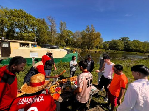 Les résidents de l’HUDA 35 ont passé une journée dans un club de kayak, en partenariat avec BIS. Ils ont participé à un chantier de préparation en vue des Championnats de France de kayak-polo, puis ont profité d’une sortie sur le canal. Un moment de partage et de convivialité 🛶☀️