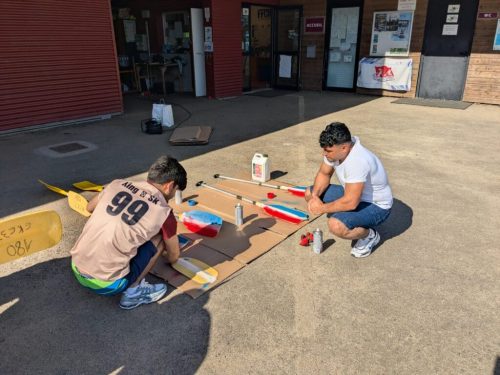 Les résidents de l’HUDA 35 ont passé une journée dans un club de kayak, en partenariat avec BIS. Ils ont participé à un chantier de préparation en vue des Championnats de France de kayak-polo, puis ont profité d’une sortie sur le canal. Un moment de partage et de convivialité 🛶☀️