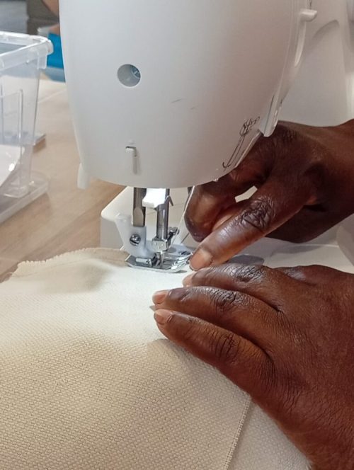 🧵🪡 Les Vendredis Couture. Les premières fois on y apprend la patience, le geste juste, le réemploi des matières. C’est un moment où le temps ralentit, où l’on crée, répare et tisse du lien humain.
