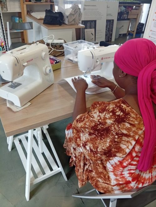 🧵🪡 Les Vendredis Couture. Les premières fois on y apprend la patience, le geste juste, le réemploi des matières. C’est un moment où le temps ralentit, où l’on crée, répare et tisse du lien humain.